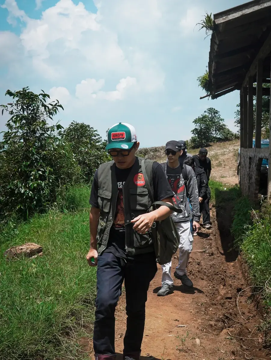 Peserta Dituntun Trip menyusuri kebun kopi