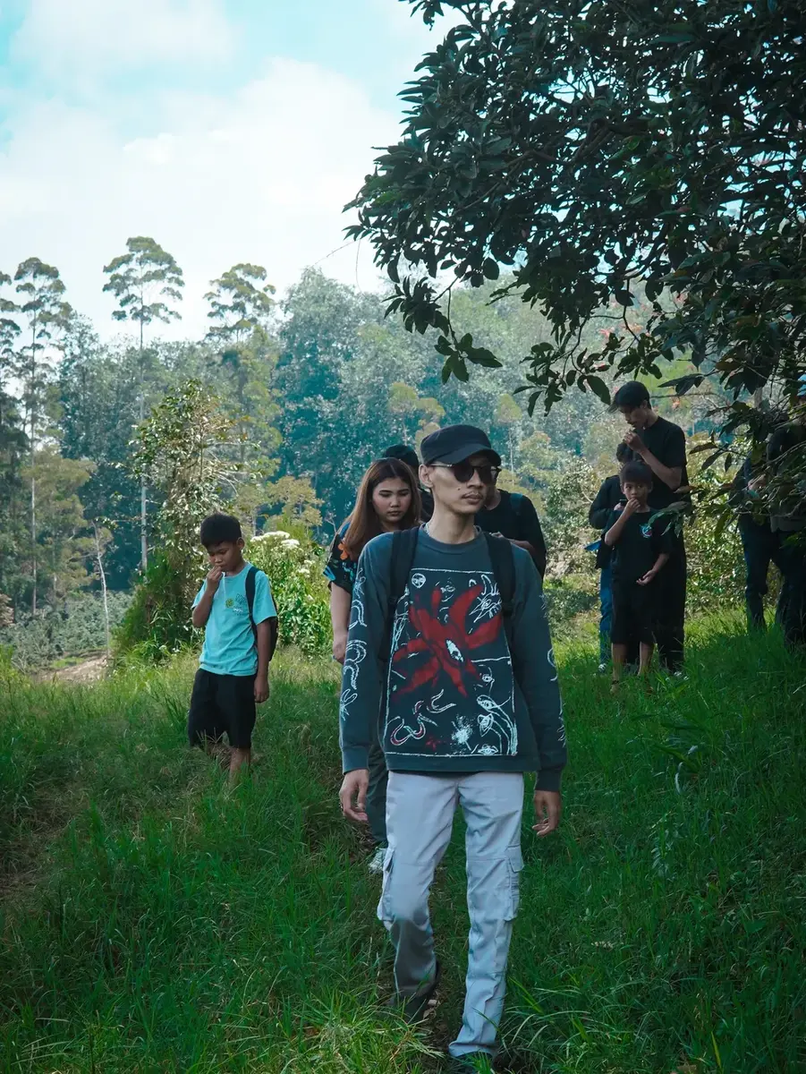 Peserta trip ke kebun kopi Bandung